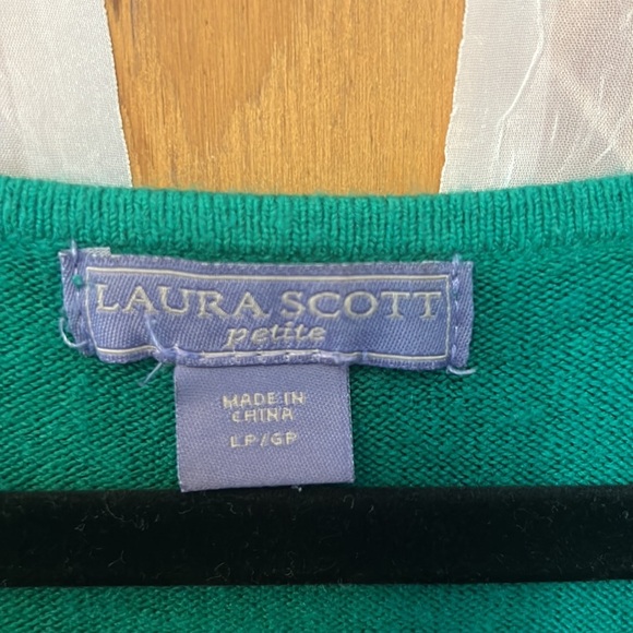 3/$20 petite green sweater size large - Picture 3 of 4